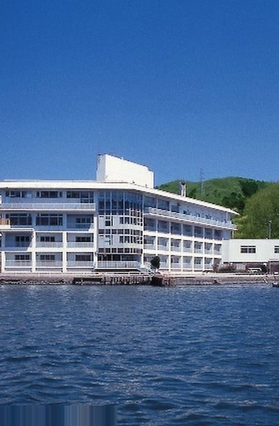 海辺に佇む旅館の風景